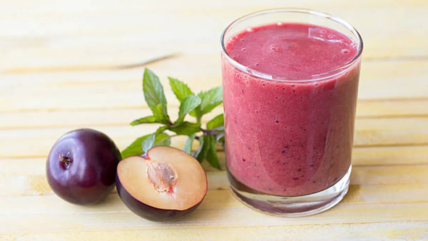 La razón por la que debes tomar licuado de ciruela en las mañanas