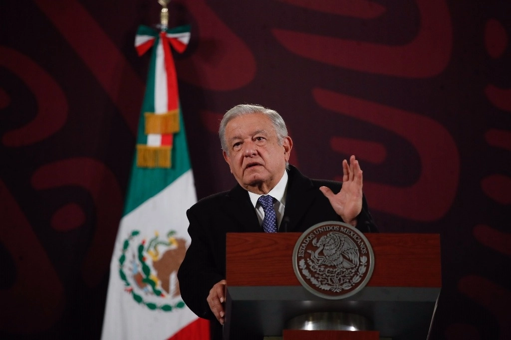 Critica AMLO a empresarios; “Piden que se viole la Constitución”