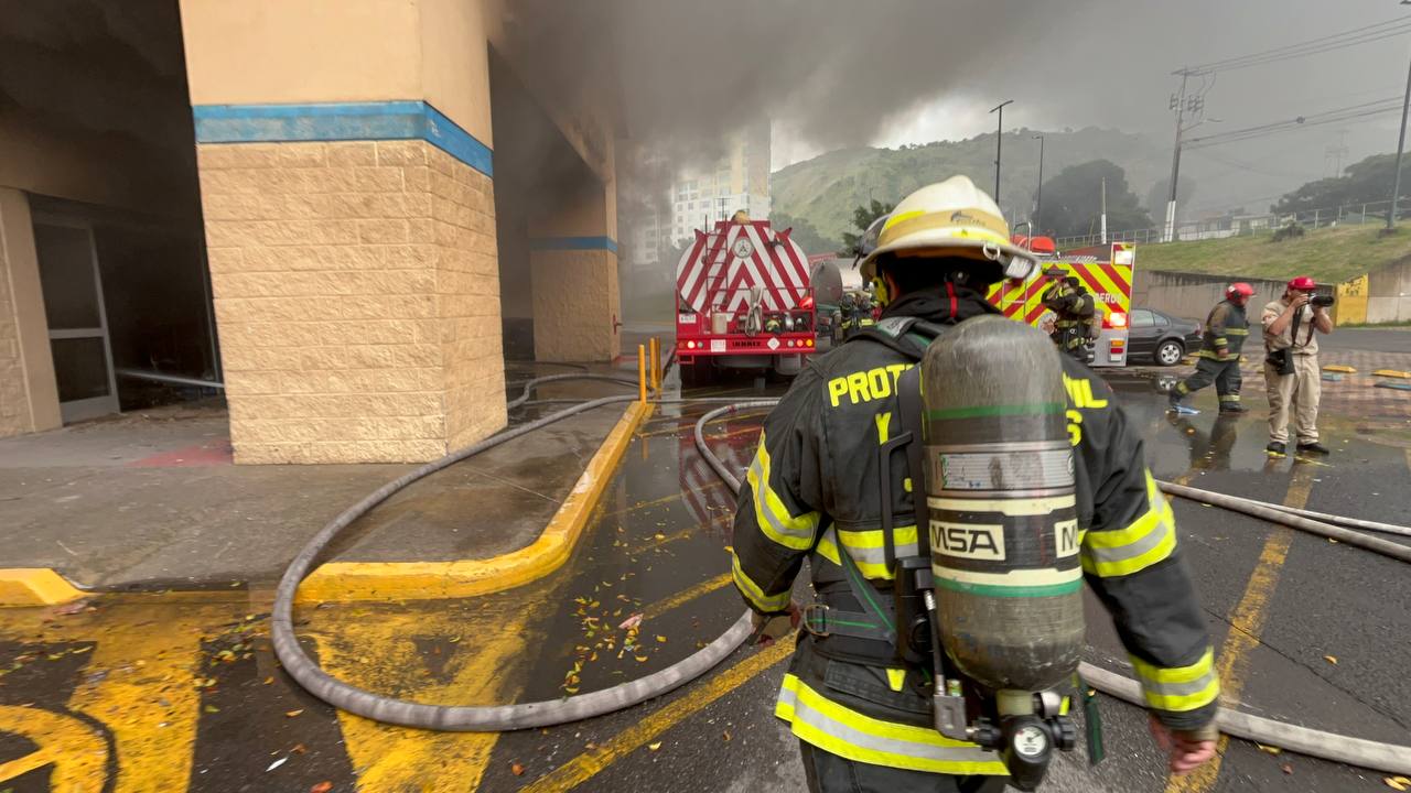 Laboran autoridades por incendio en centro comercial de Jalisco