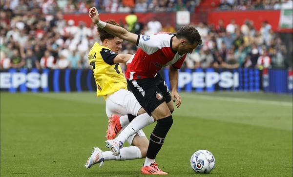 Feyenoord confirma que Santi Giménez estará fuera 3 meses por lesión