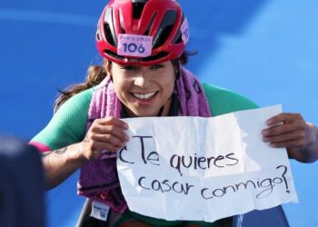 Triatleta mexicana propone matrimonio a su entrenadora en Paralímpicos 2024