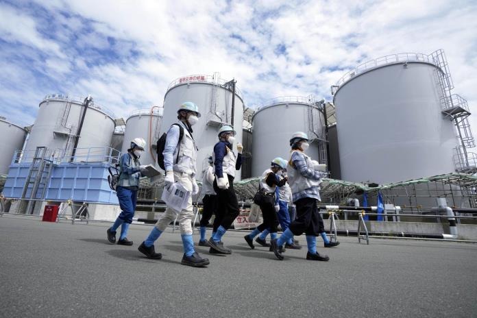 Inician prueba para retirar residuos nucleares en planta de Fukushima