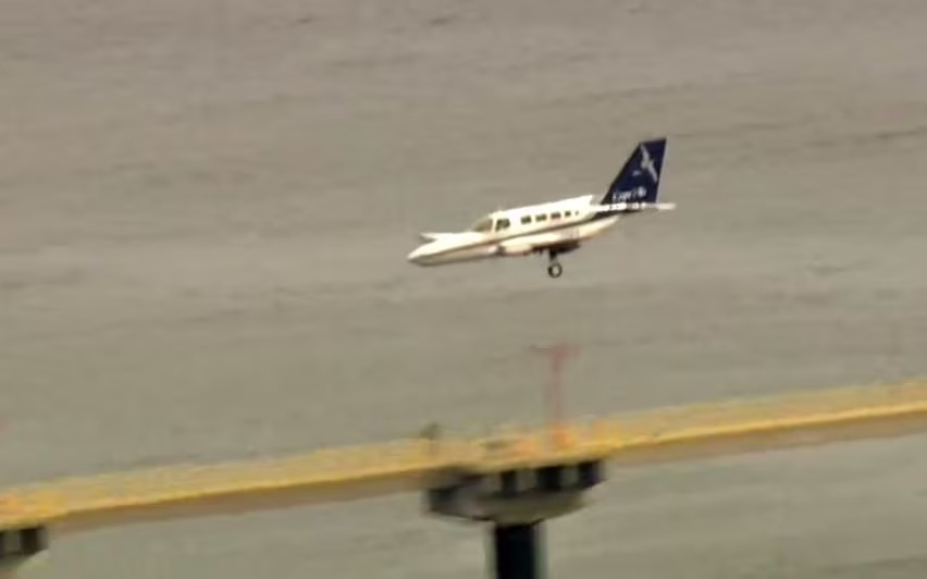 ¡Wow! Una avioneta aterrizó de emergencia con una rueda en Boston, Massachusetts