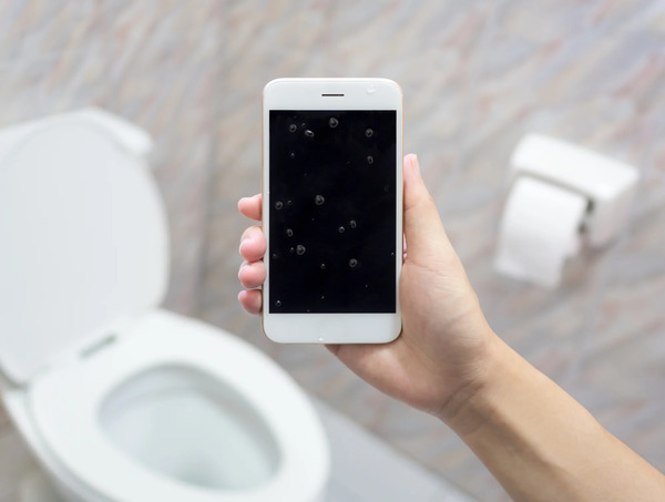 Los peligros de usar el celular en el baño