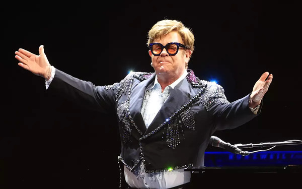 Elton John sufre la pérdida de visión en un ojo a causa de una infección