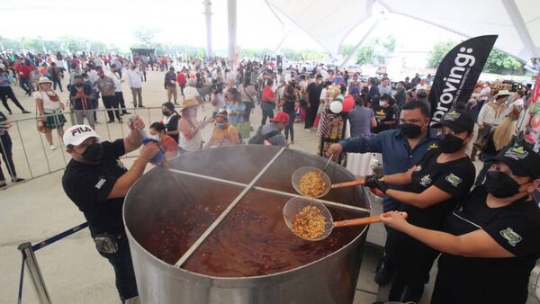 México rompe el Récord Guinness del pozole más grande del mundo