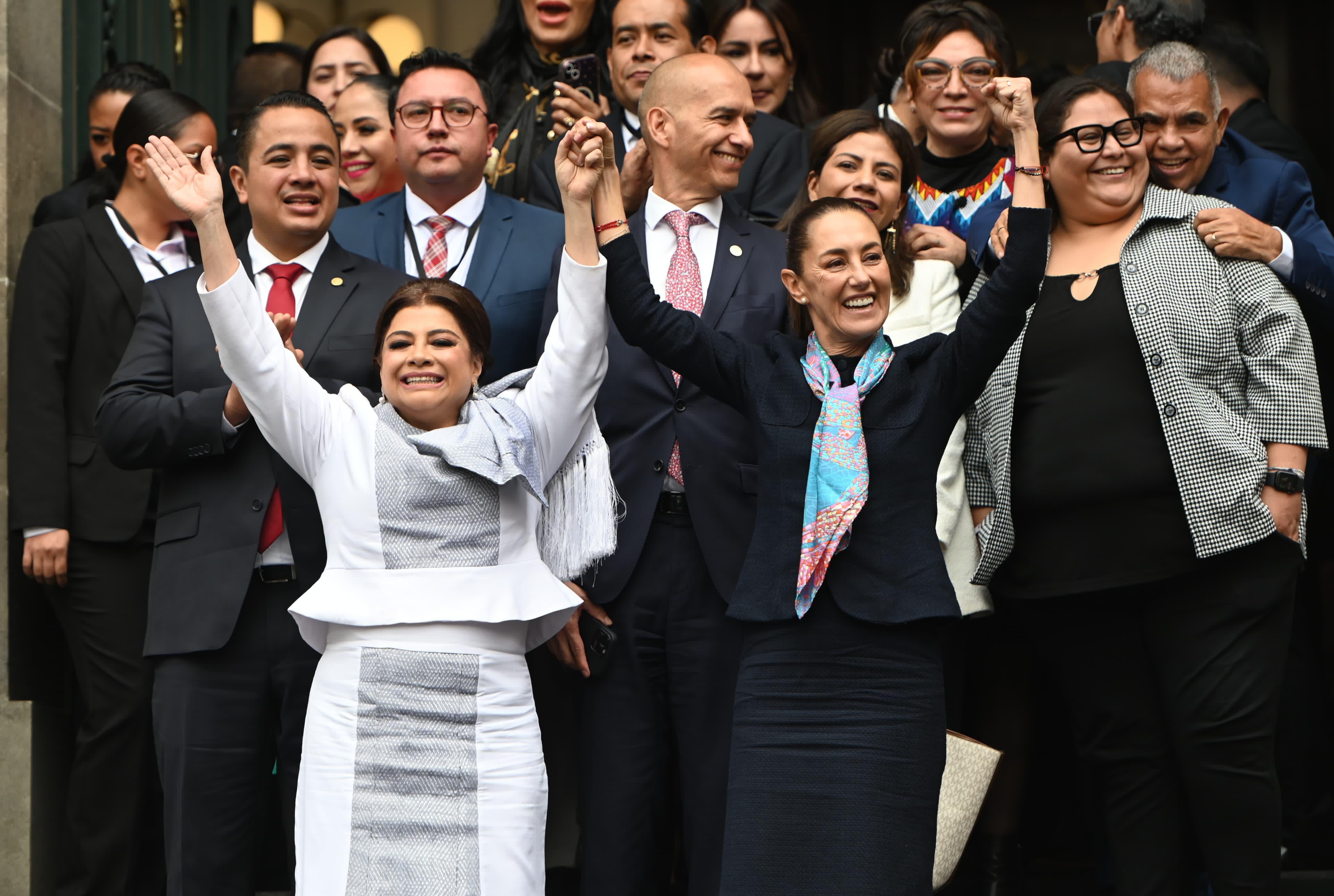 Asiste Claudia Sheinbaum, a toma de protesta de Clara Brugada como Jefa de Gobierno