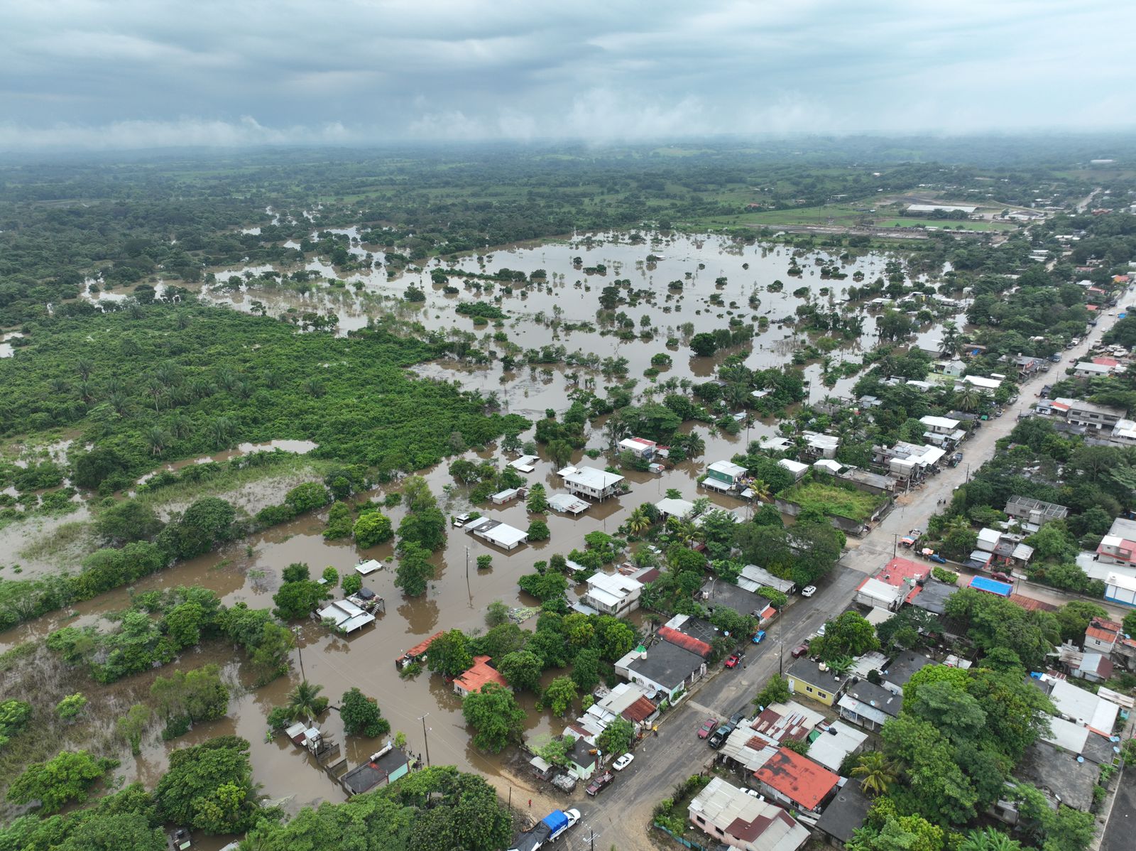 Desbordamiento del río Coatzacoalcos causa inundaciones en Veracruz