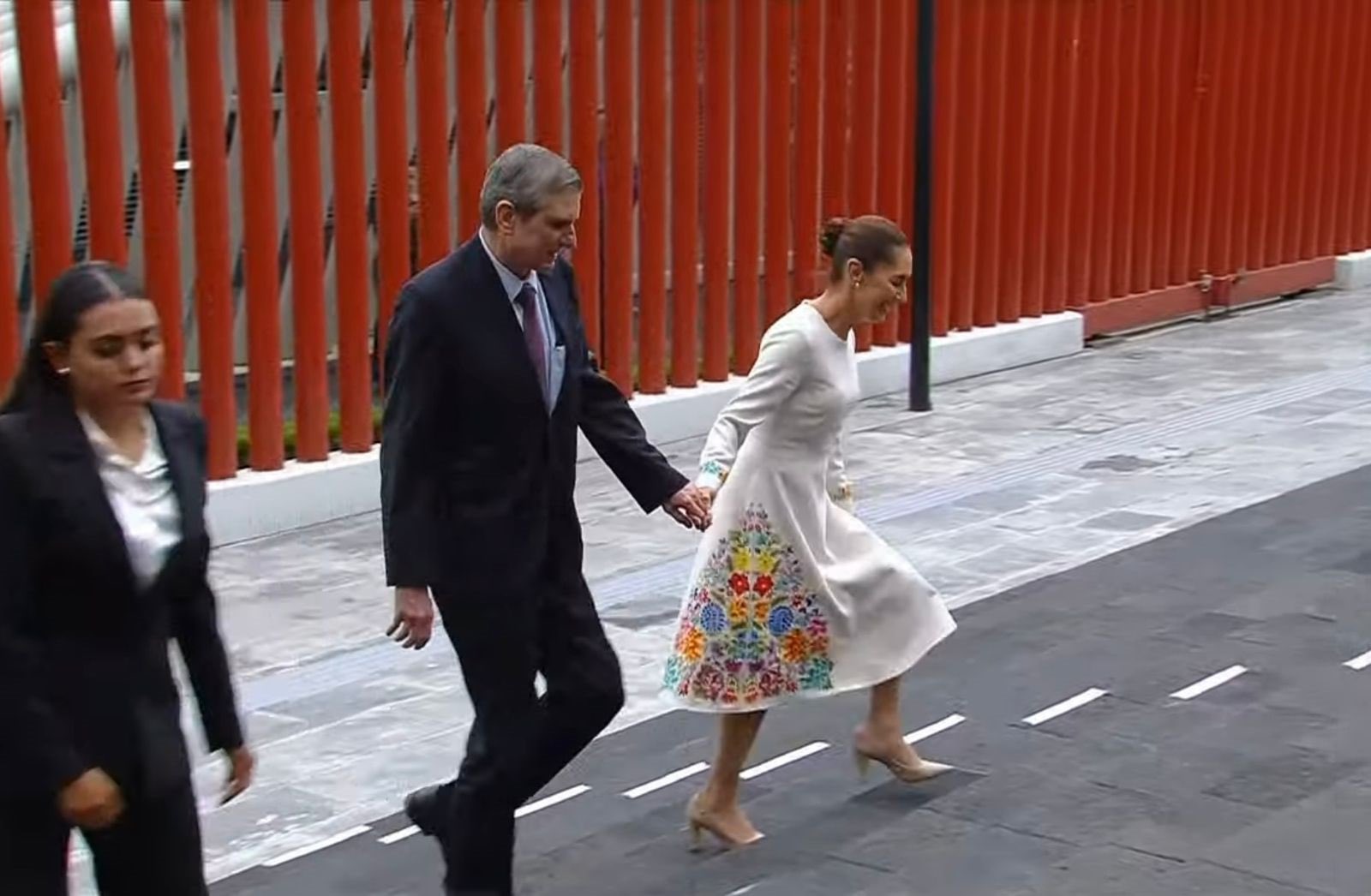 Artesana oaxaqueña bordó el vestido que utilizó la presidenta de México en su toma de protesta