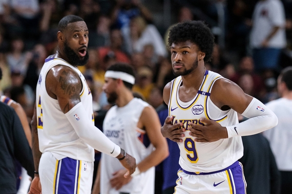 LeBron James y su hijo hacen historia al jugar juntos por primera vez en los Lakers