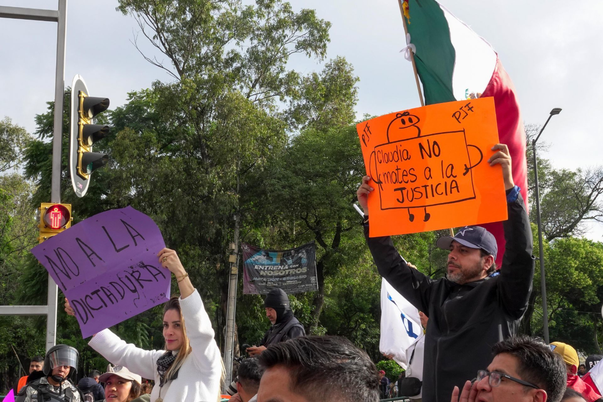 Encapsulan protesta contra reforma judicial en San Lázaro