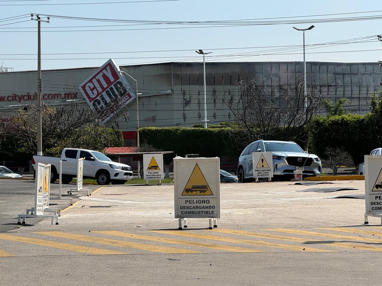 Continúan trabajos de enfriamiento tras incendio en Plaza Cordilleras, Zapopan