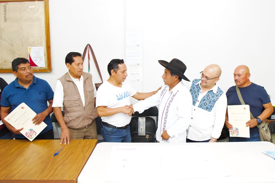 Sego firma de convenio de paz entre Santa Cruz Tacahua y Santo Domingo Ixcatlán