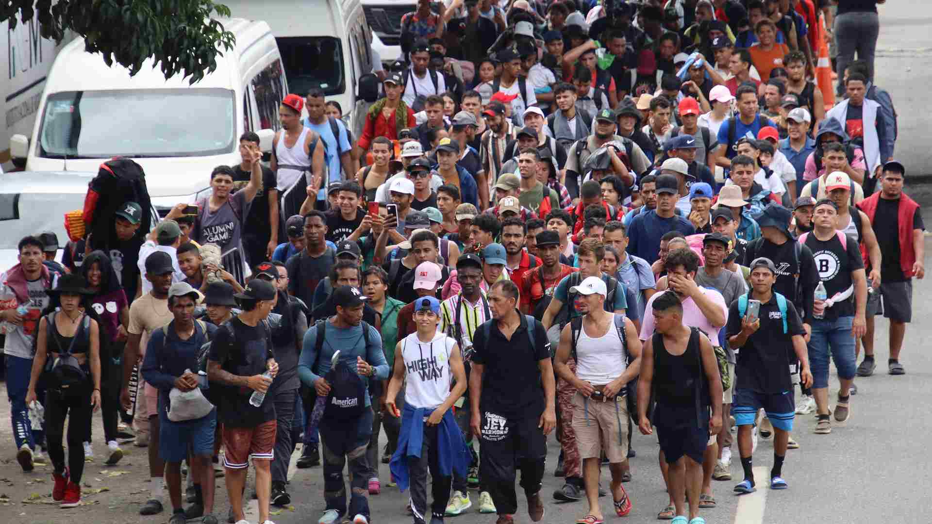 Caravana migrante denuncia hostigamiento del INM durante su paso en Chiapas