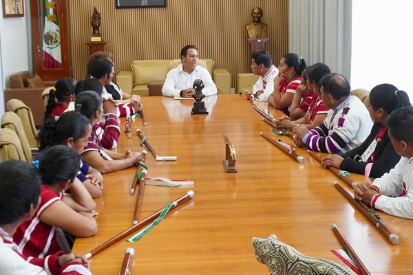Se reúne Eduardo Ramírez con integrantes del Cabildo de Oxchuc