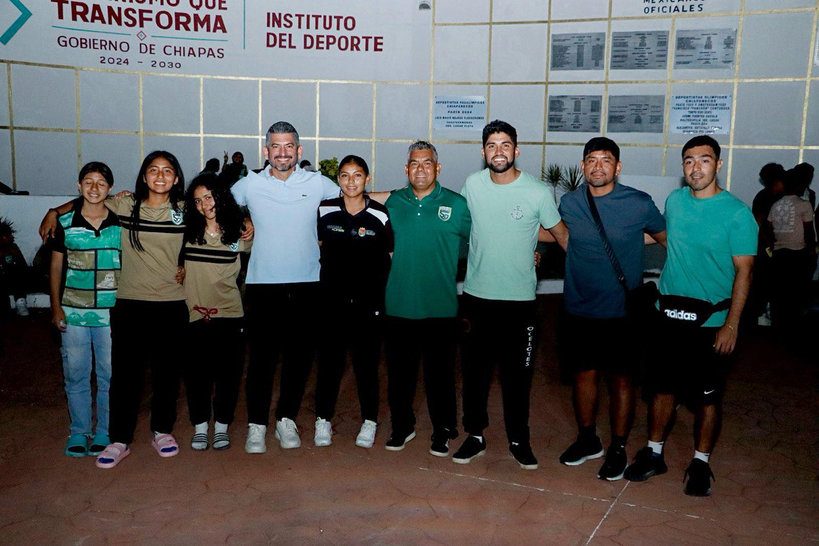 Selecciones femeniles y varoniles de futbol viajan a Macro Regional en Pachuca