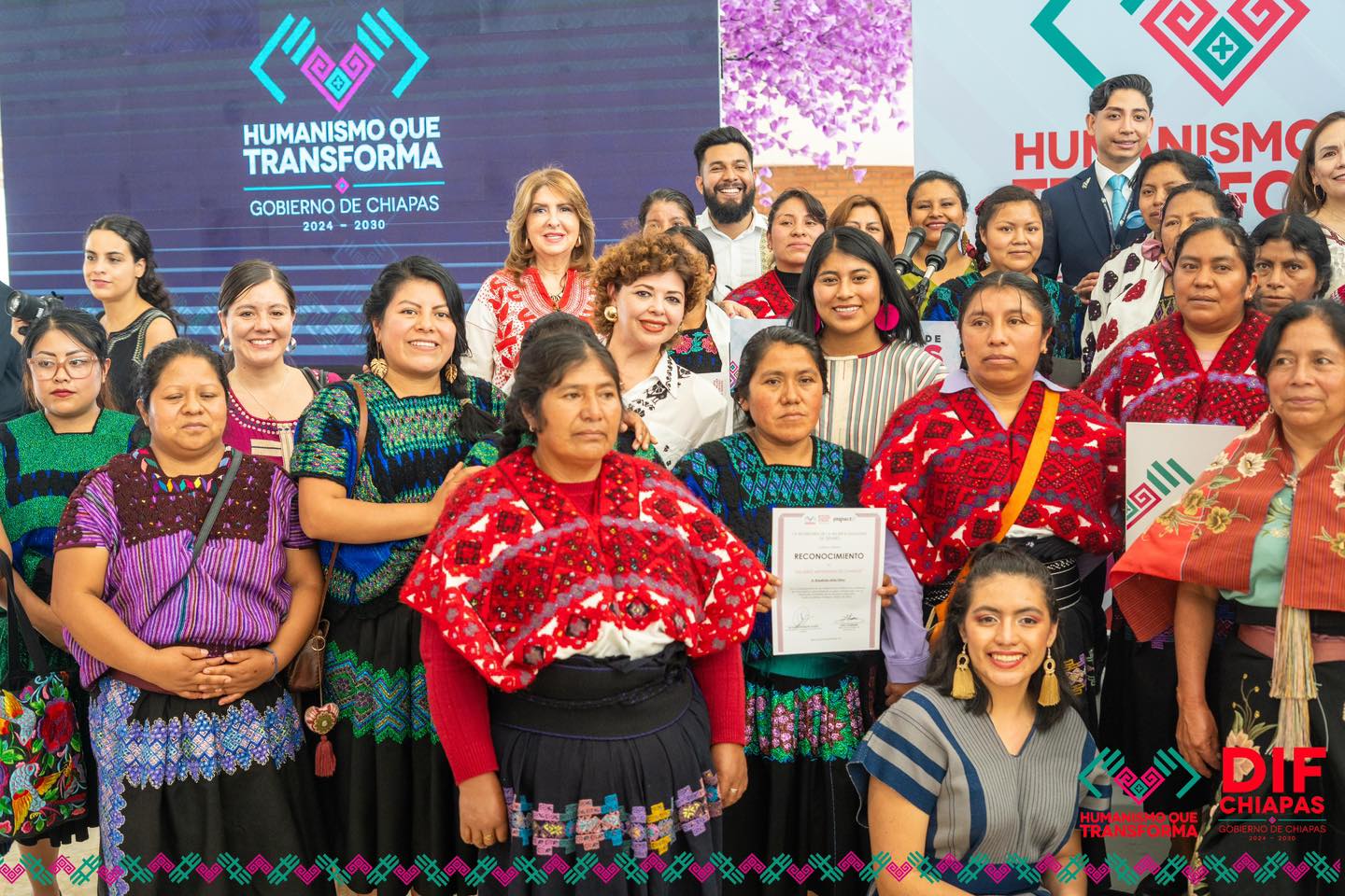DIF Chiapas reconoce a artesanas en el Evento «Chiapas Bordando el Cielo»