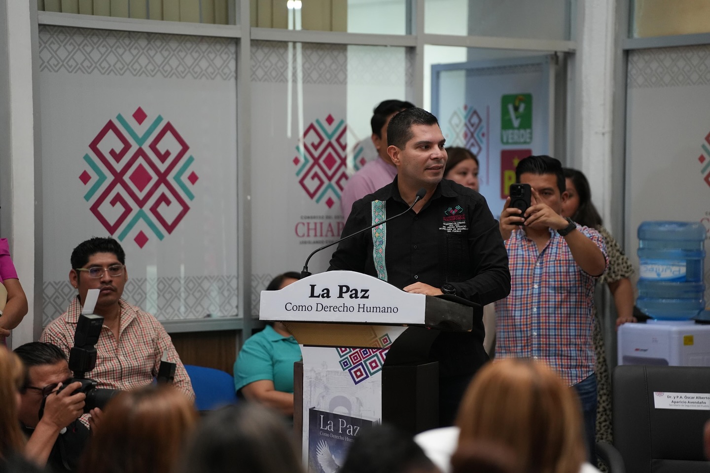 Titular de la Secretaría de Seguridad del Pueblo asiste a presentación de libro “La Paz como Derecho Humano”