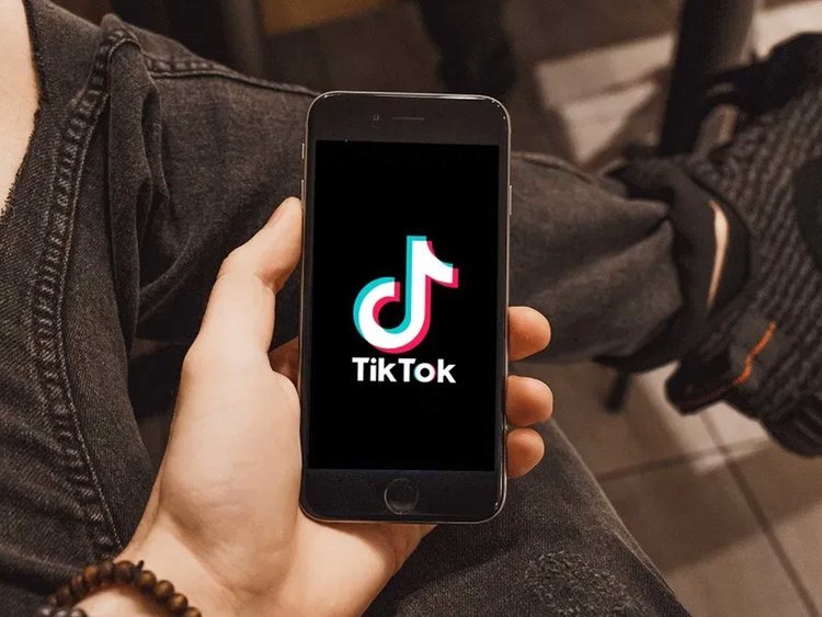 Tiktok quiere que los adolescentes se tomen un descanso de la red social y desconecten por la noche