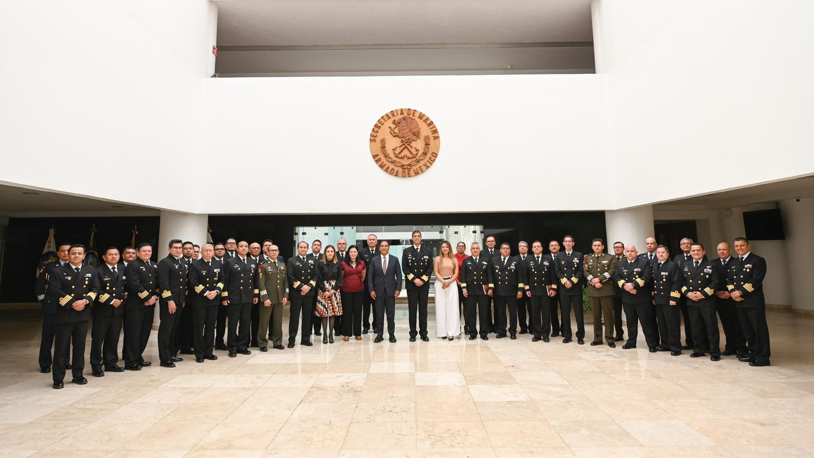 Eduardo Ramírez dicta conferencia en el Centro de Estudios Superiores Navales