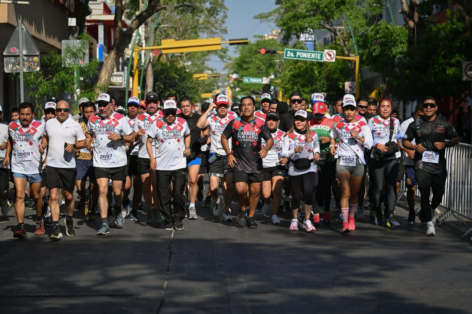 Con alegría y entusiasmo, Eduardo Ramírez corre por la paz junto a más de 15 mil personas