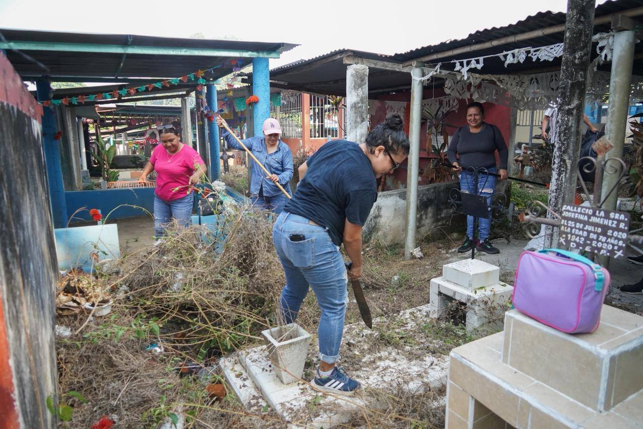 Realiza Gobierno de Mazatán operativo de limpieza en el panteón municipal