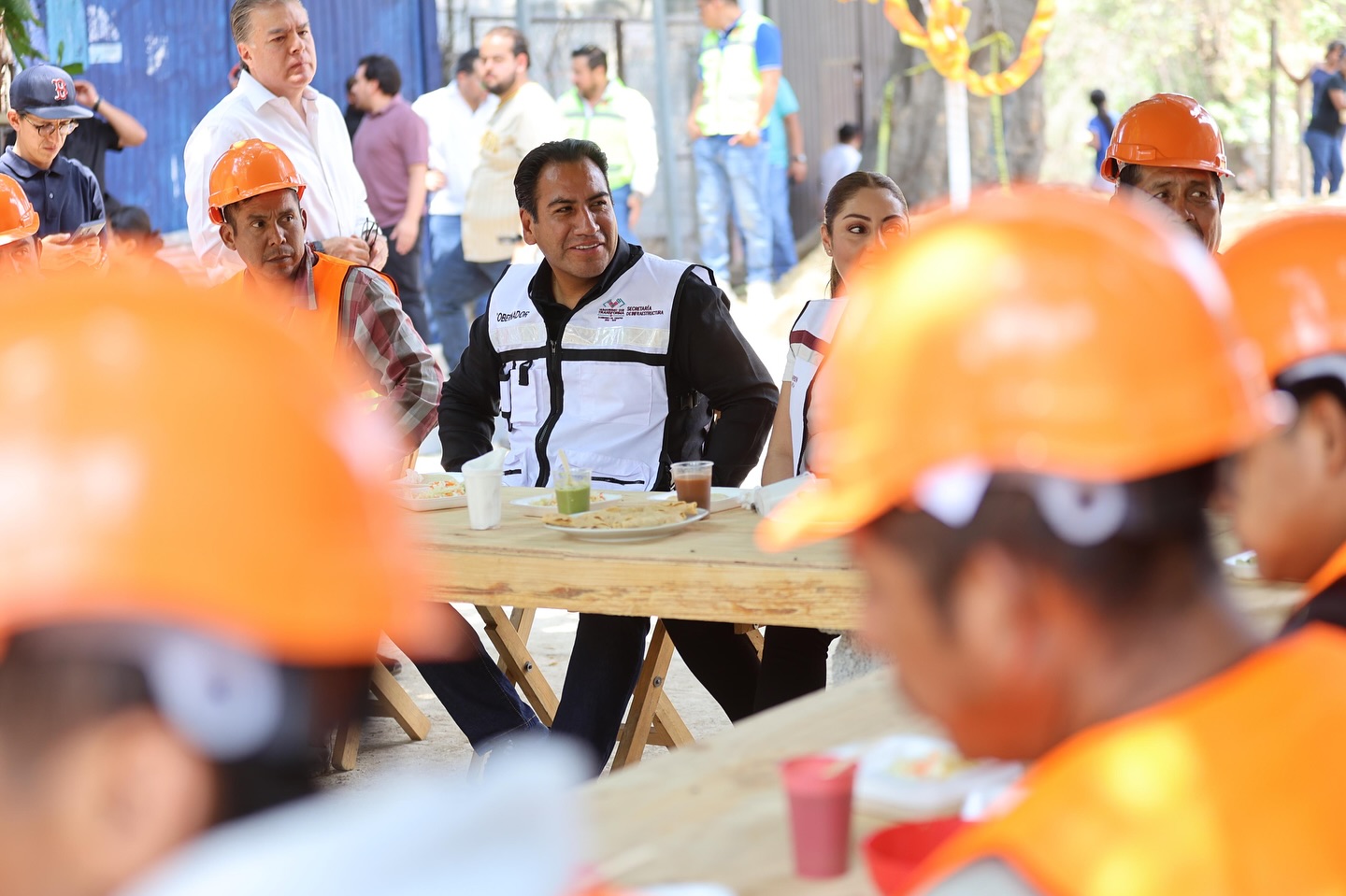 Eduardo Ramírez celebra el Día de la Santa Cruz con trabajadores de la construcción