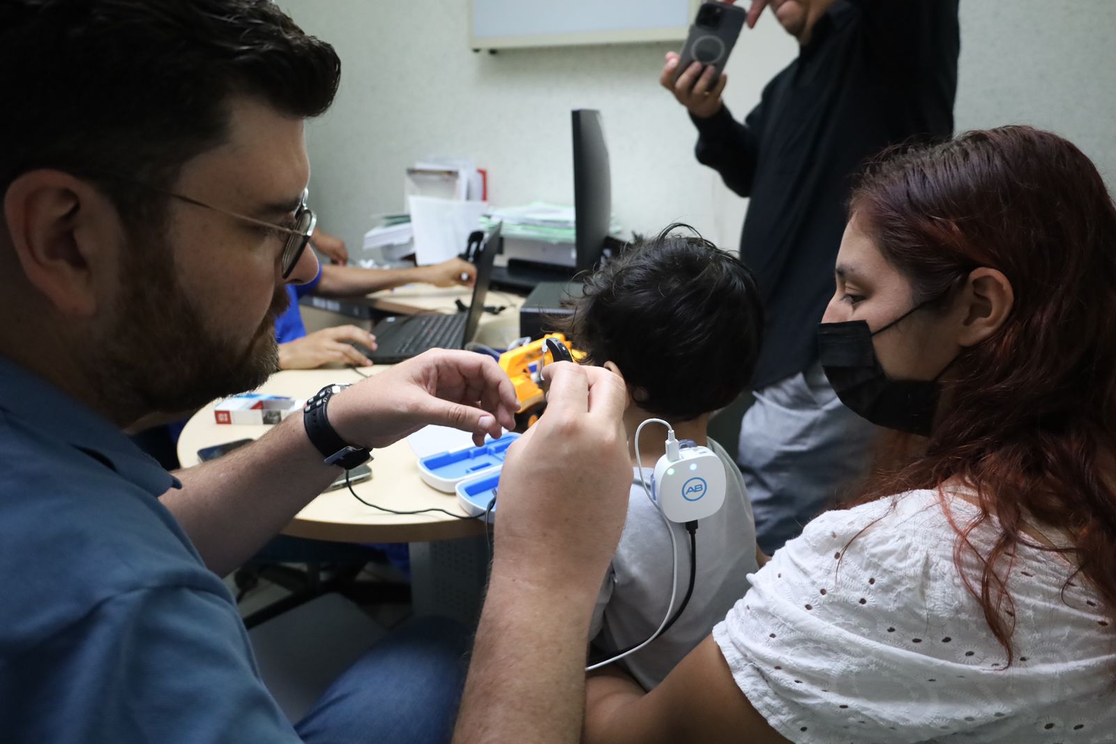IMSS Bienestar en Chiapas realiza con éxito activación de implante coclear en menor de dos años