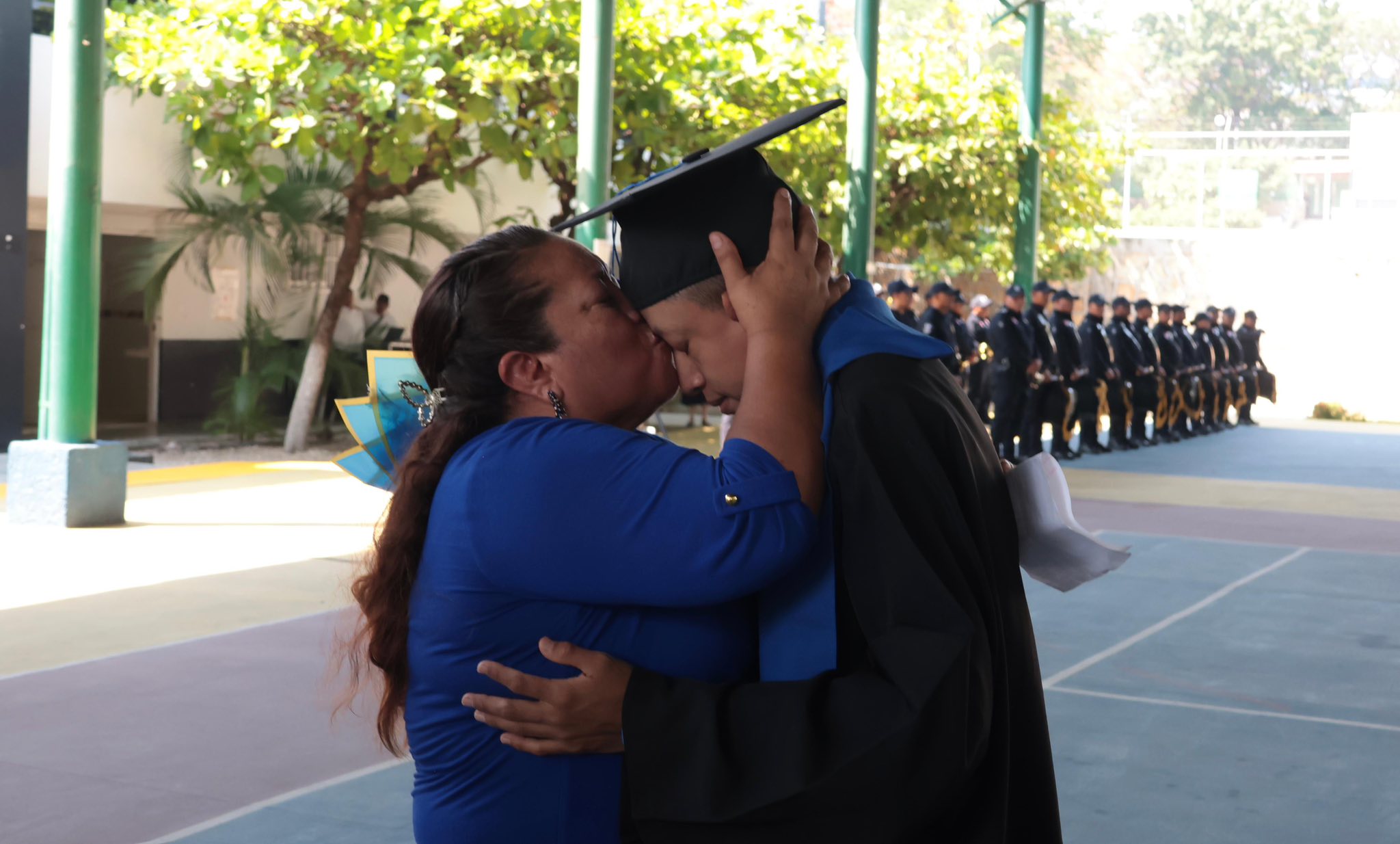SSP entrega reconocimiento y título honorífico a joven egresado en la licenciatura en Seguridad Pública y Protección Ciudadana