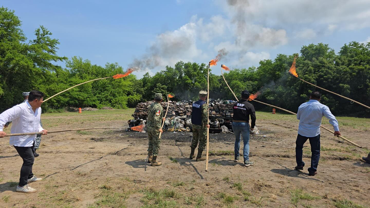 Secretario de Seguridad del Pueblo asiste en representación del gobernador del estado a la incineración de enervantes
