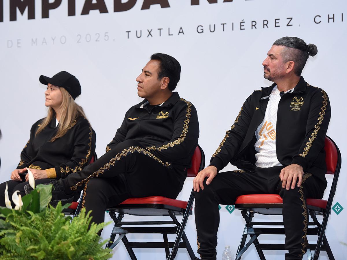 Adonaí Sánchez acompaña al Gobernador en abanderamiento rumbo a Olimpiada Nacional 2025