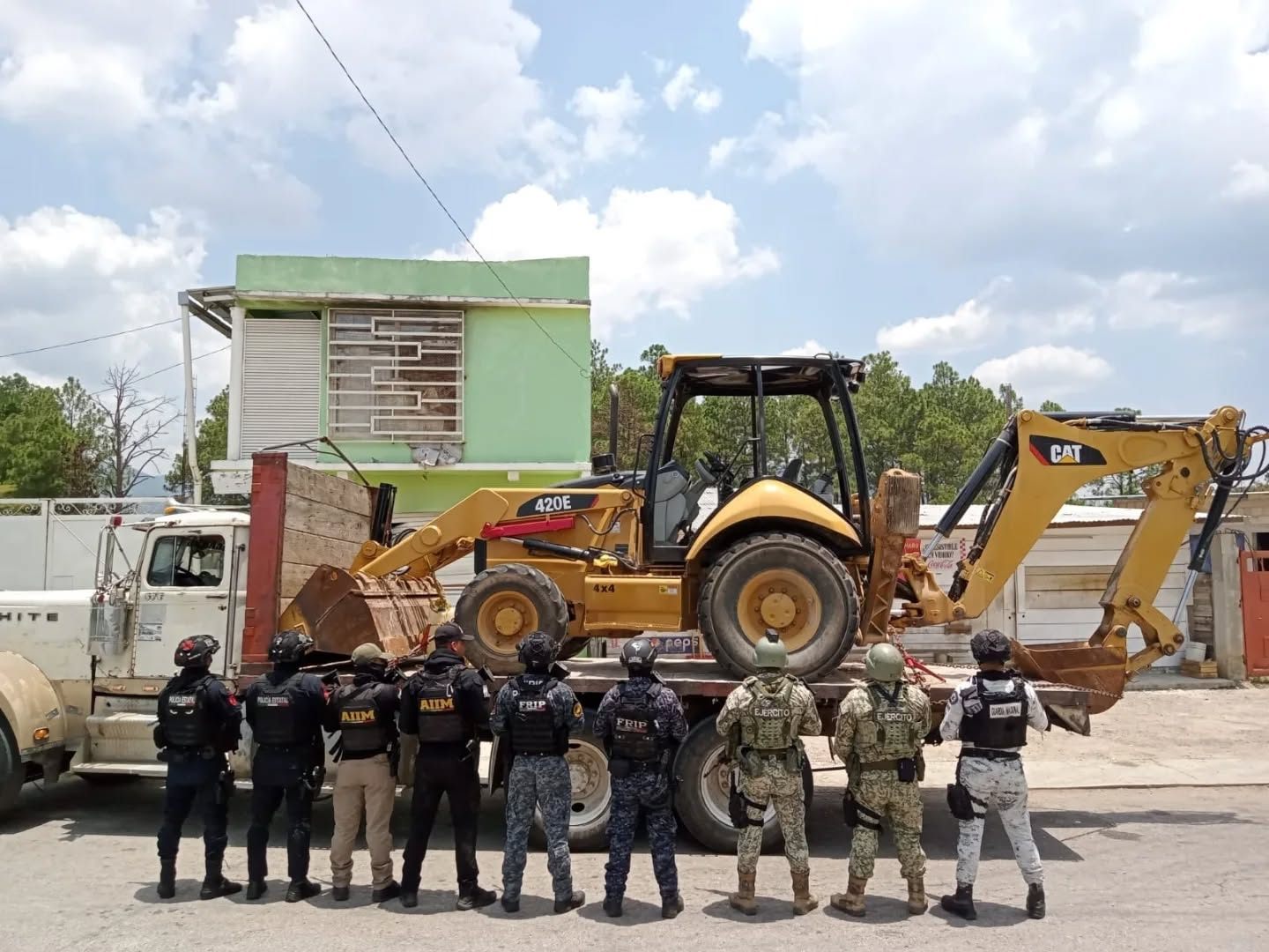 En operativo interinstitucional recuperan maquinaria retenida en Altamirano