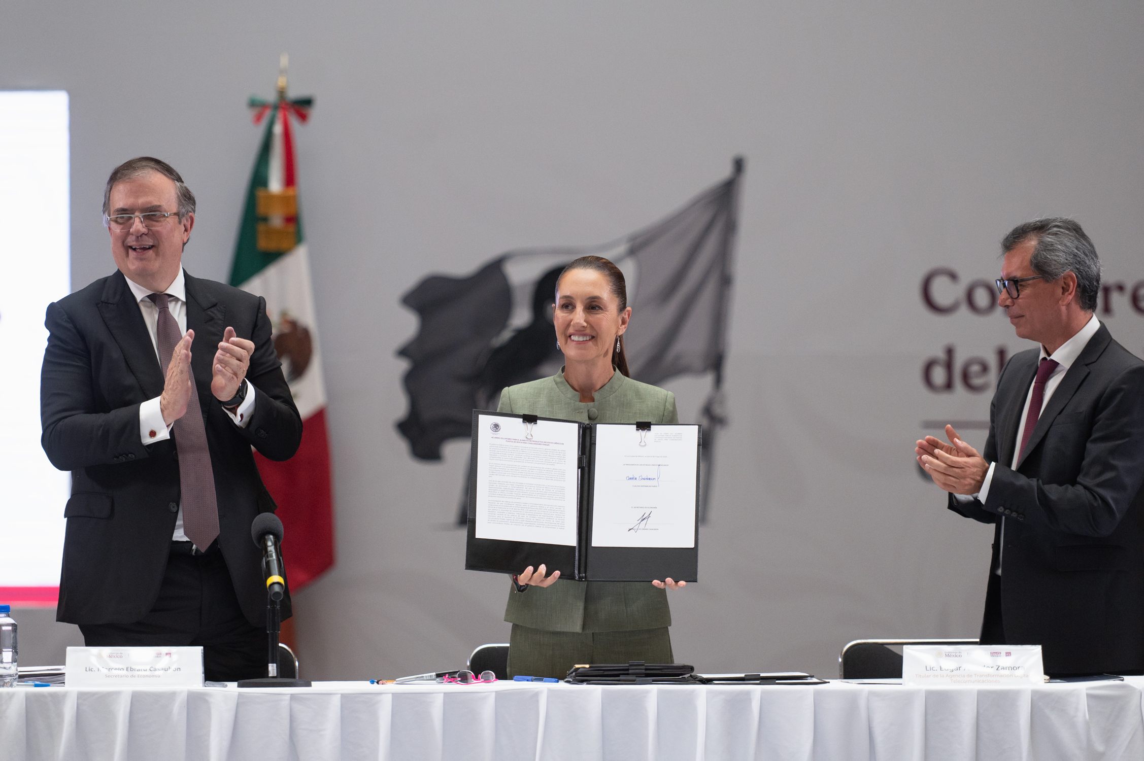 Claudia Sheinbaum firma acuerdo con tiendas de autoservicio