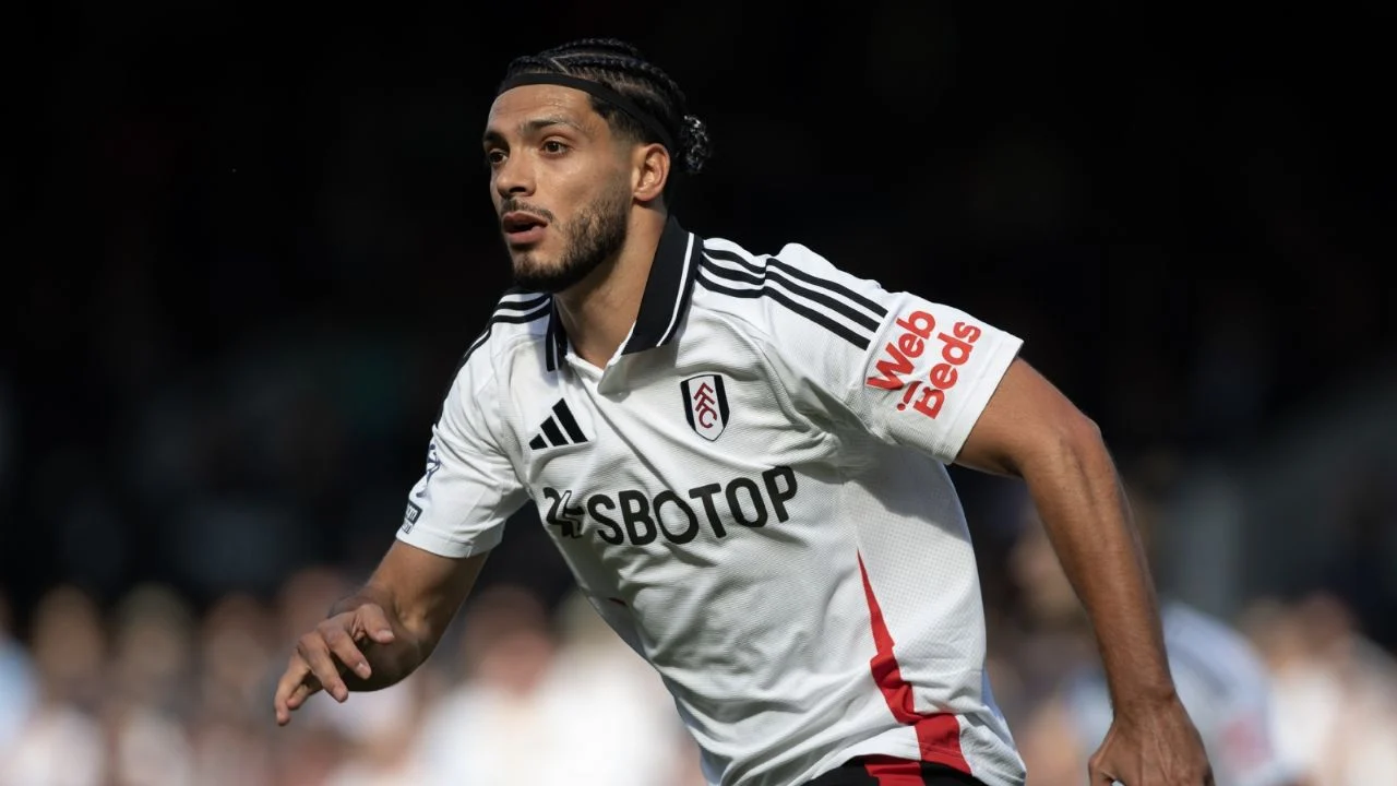 Raúl Jiménez firma nuevo contrato en Europa