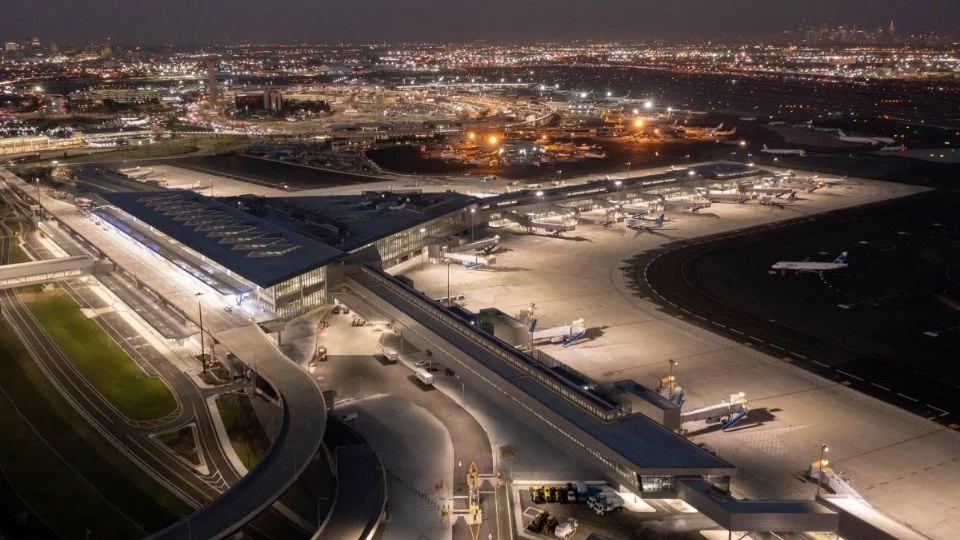 La Casa Blanca promete resolver fallas de control del tráfico aéreo en el aeropuerto de Newark
