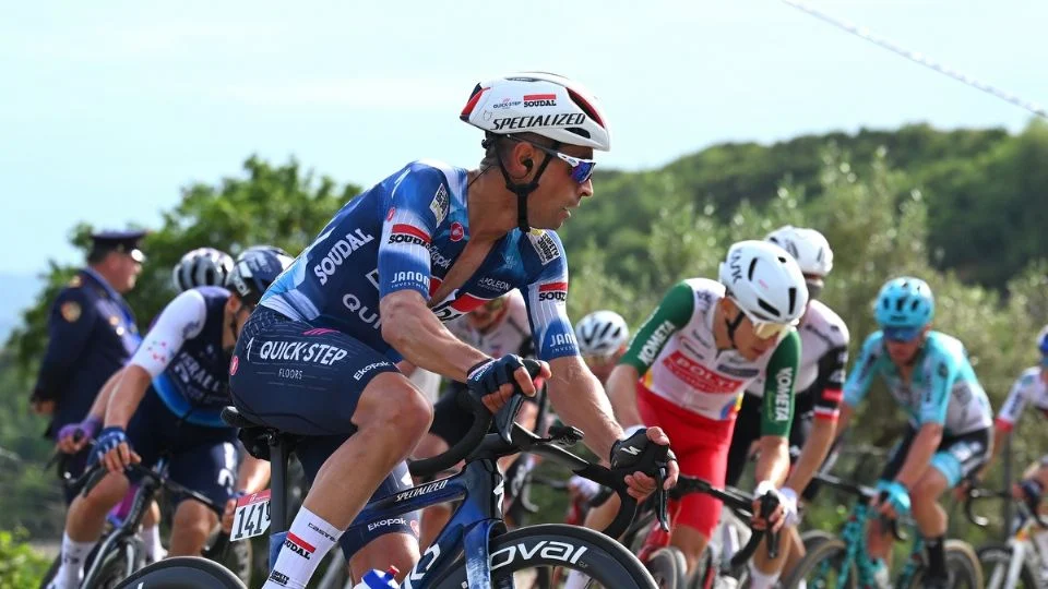 El ciclista español Mikel Landa sufre aparatosa caída y se fractura una vértebra