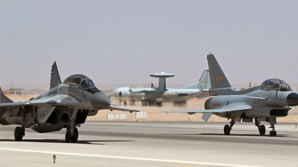 Muere tripulación de un avión de entrenamiento militar en accidente durante maniobras en Egipto