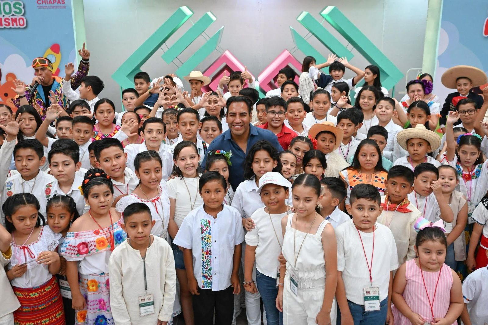Niñas y niños llenan de alegría la sede del Ejecutivo de Chiapas en convivencia con Eduardo Ramírez