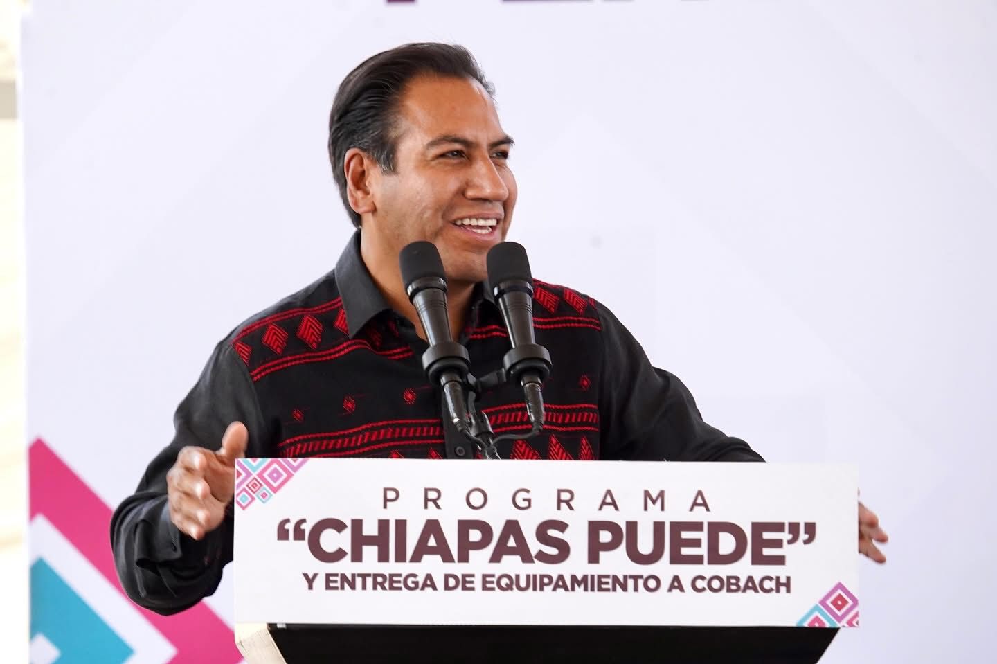 Eduardo Ramírez visita círculos de estudio de «Chiapas Puede» y entrega equipamiento al Cobach