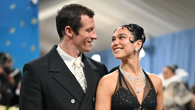 Dua Lipa presume compromiso con Callum Turner tras meses de especulación