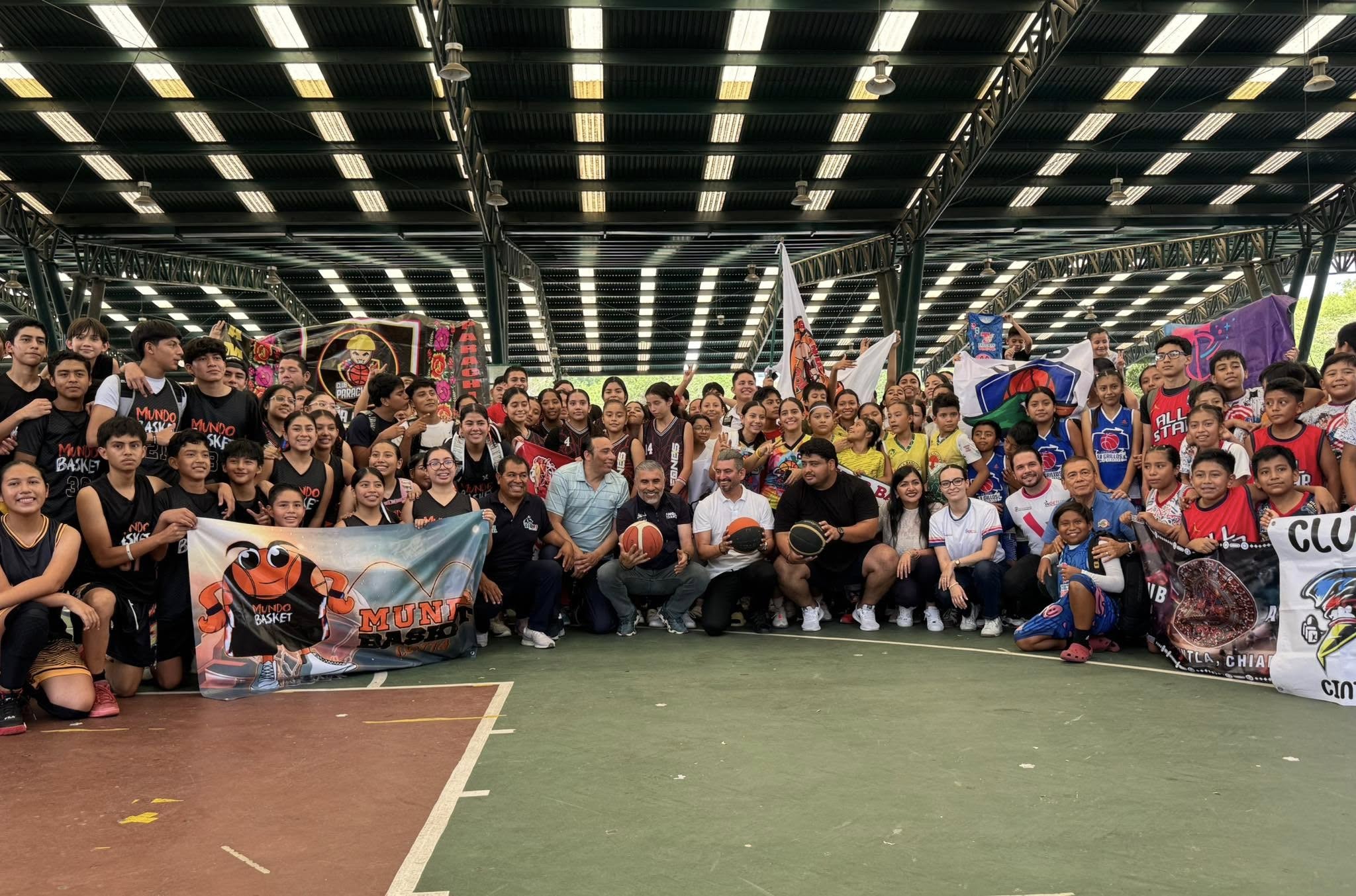 Asiste Adonaí Sánchez a inauguración de Copa Elite de Basquetbol