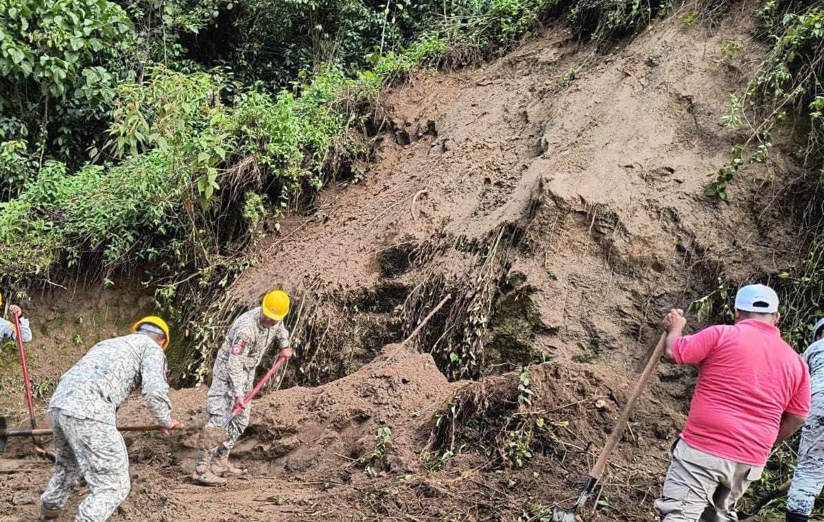Protección Civil, Sedena y Policía Municipal atienden deslaves por lluvias en Unión Juárez