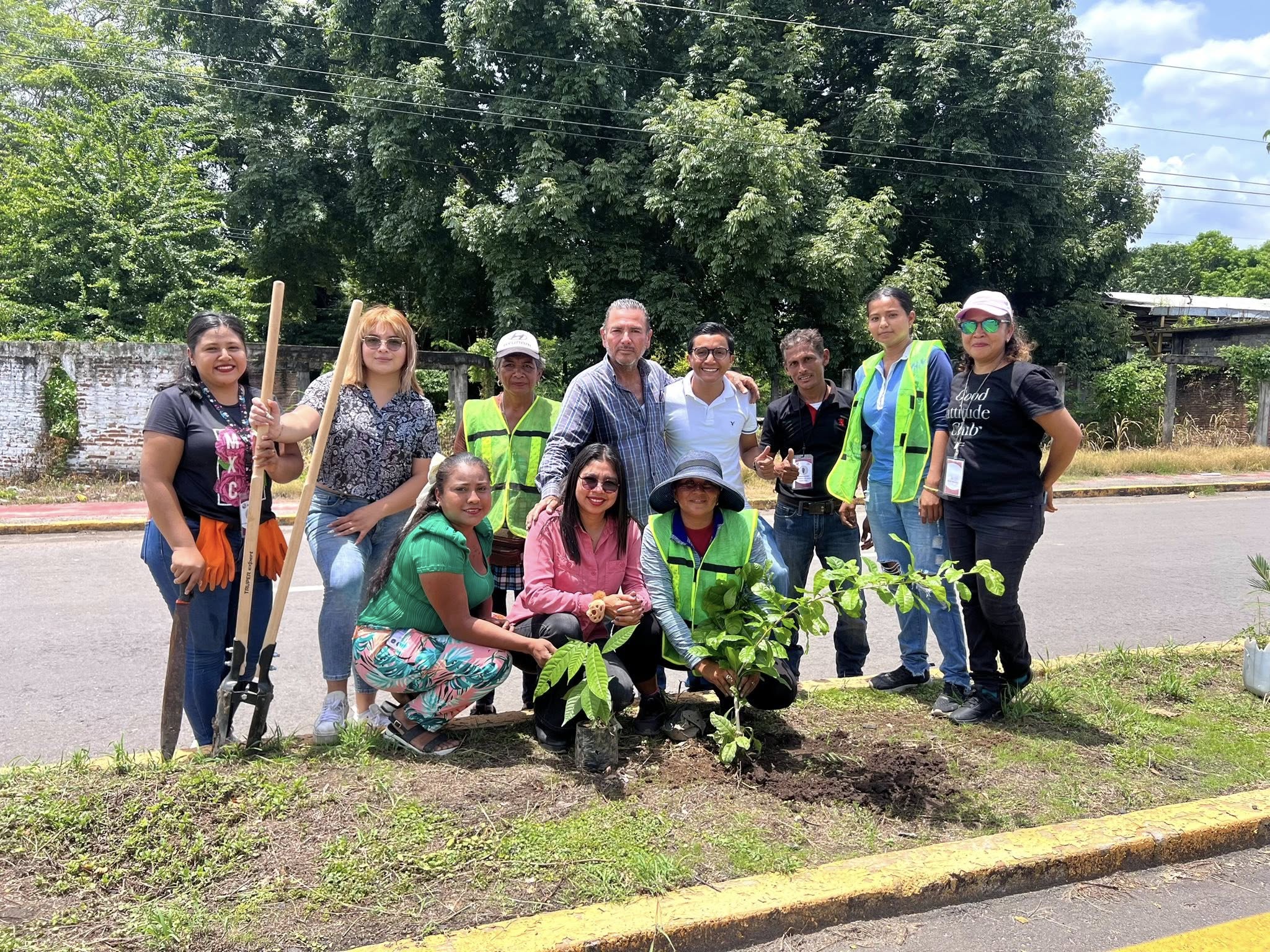 Sarita Barrera encabeza jornada de reforestación en espacios públicos