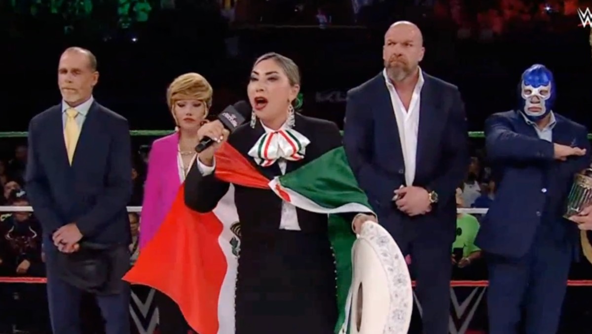 La cantante Deyra Barrera podría ser multada hasta con casi 70 mil pesos tras equivocarse con el Himno Nacional