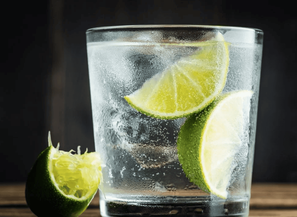 Calor en México; ¿es bueno para los riñones tomar agua mineral con limón?