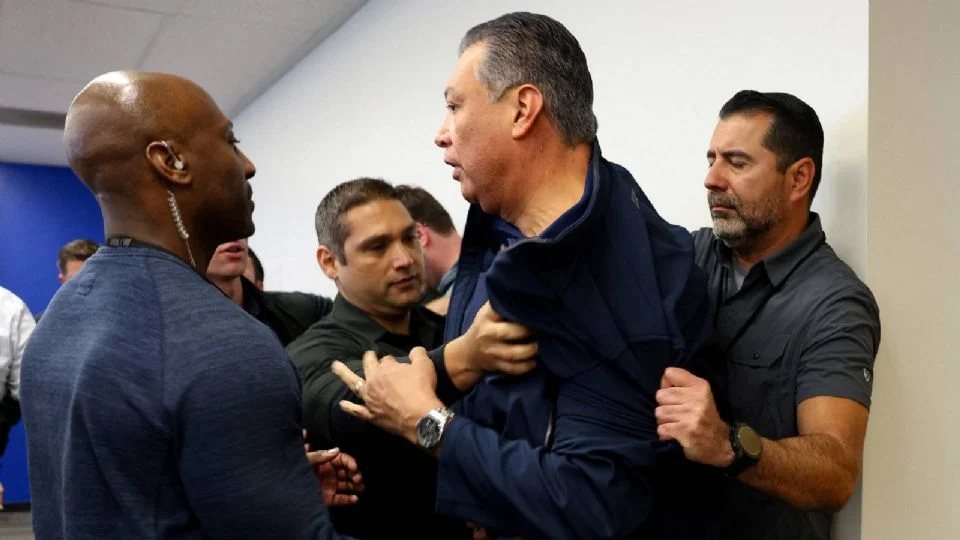 El senador de California Alex Padilla es retirado a empujones de la conferencia de Kristi Noem