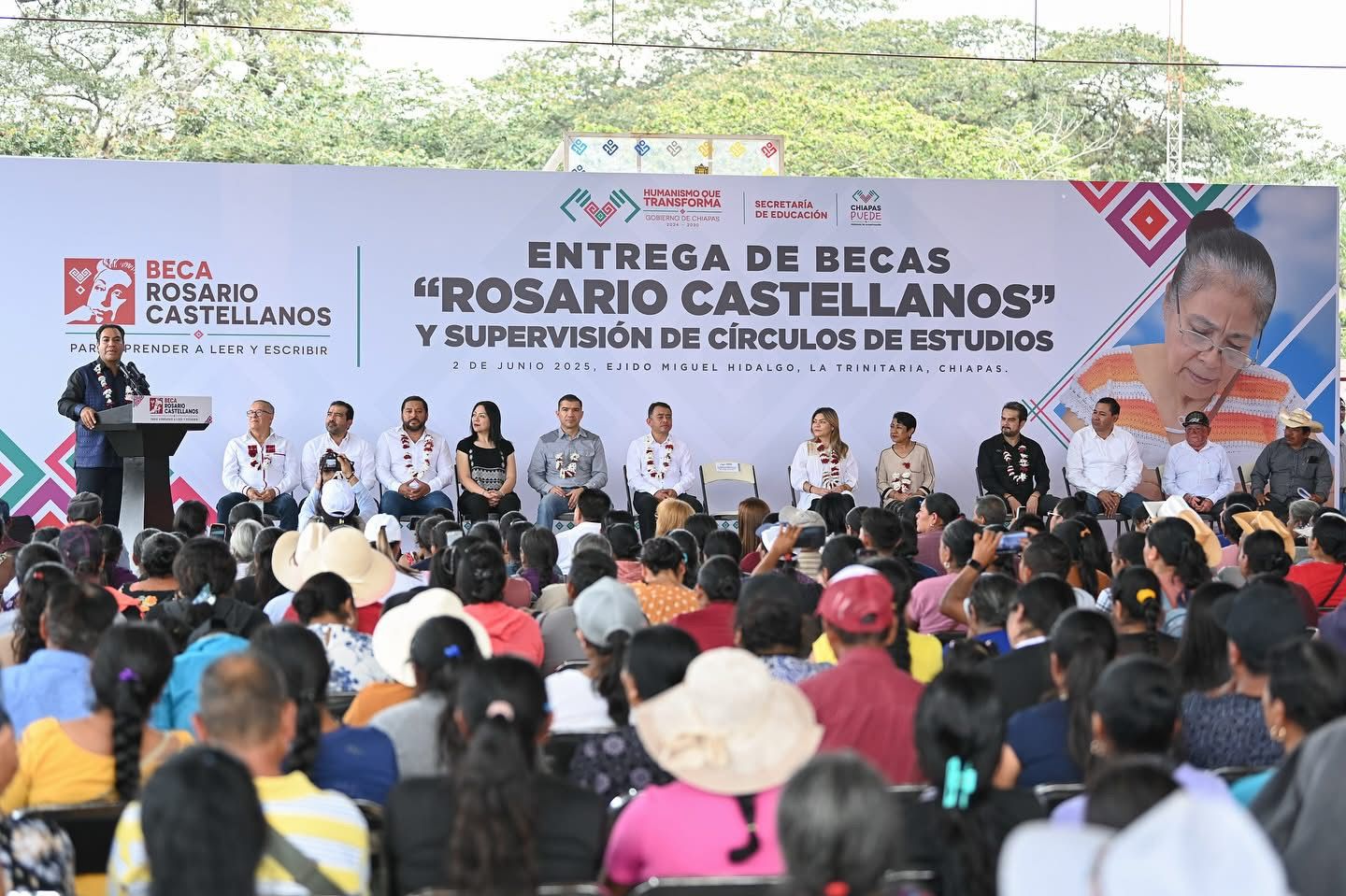 Eduardo Ramírez entrega becas y supervisa círculos de estudio en La Trinitaria y Las Rosas