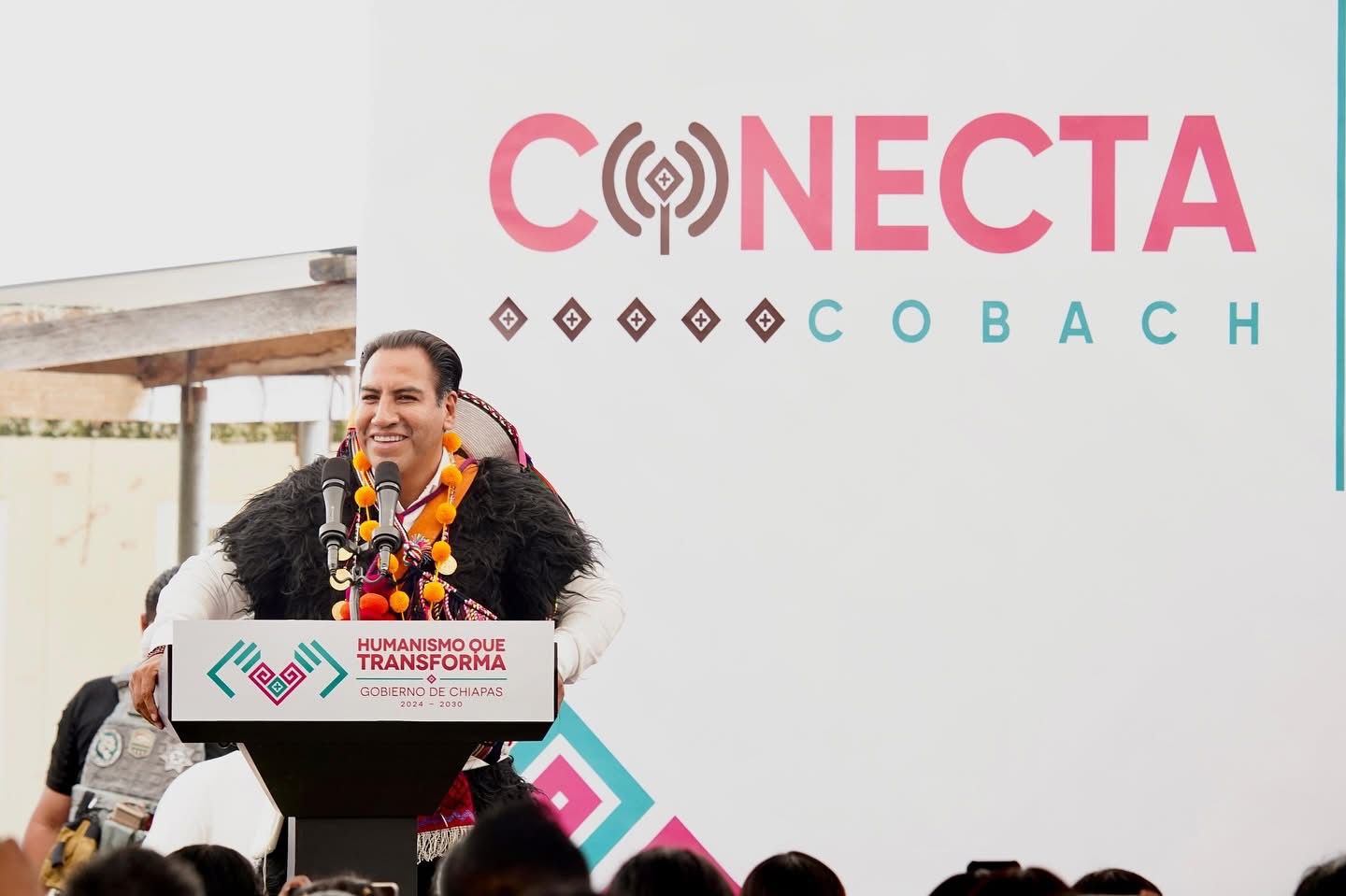 Eduardo Ramírez entrega equipo tecnológico y lleva Internet a planteles del Cobach de la Zona Altos