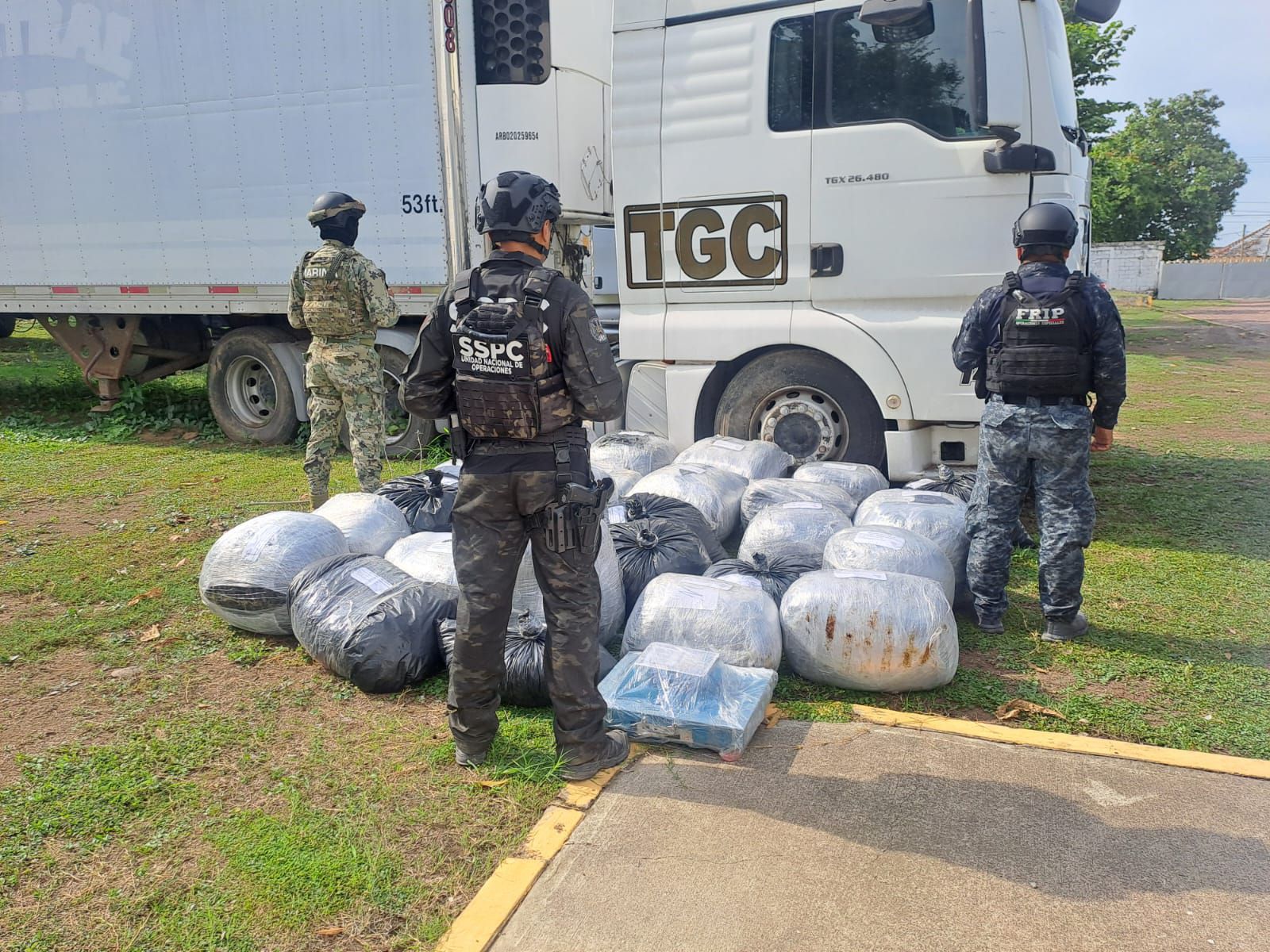 Decomisan 120 kilos de marihuana en camión abandonado en Palenque, Chiapas