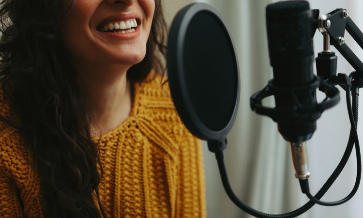 Sheinbaum ofrece proteger derechos de actores de doblaje afectados por la inteligencia artificial